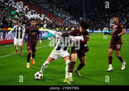 Turin, Italien. 11. Dezember 2024. Manuel Locatelli von Juventus FC tritt um den Ball mit Rico Lewis vom Manchester City FC während des Fußballspiels der UEFA Champions League 2024/25 zwischen Juventus FC und Manchester City FC an. Quelle: Nicolò Campo/Alamy Live News Stockfoto