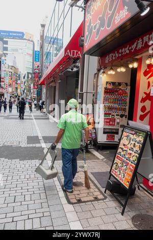Straßenreinigung in der Fußgängerzone von Shinjuku, Tokio, Japan, Asien Stockfoto