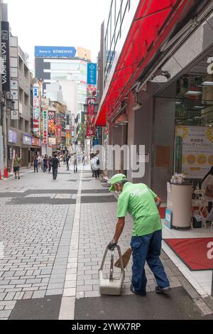 Straßenreinigung in der Fußgängerzone von Shinjuku, Tokio, Japan, Asien Stockfoto