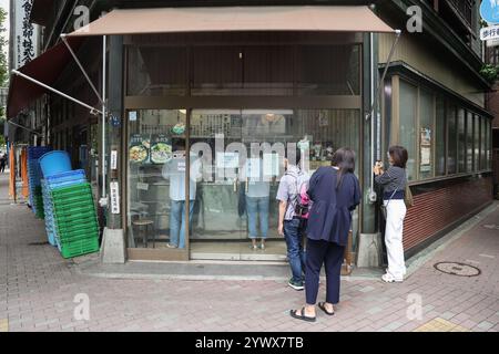 Leute stehen vor dem Miyagawa-Laden in Tsukiji, Chuo-Stadt, Tokio, Japan, Asien. Stockfoto