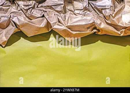 Abstrakte, olivfarbene und zerknitterte Oberfläche. Innenausstattung dünner Lavash mit verschiedenen Geschmacksrichtungen. Diätkost Stockfoto