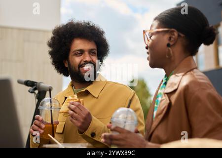 Genießen Sie Getränke und Snacks im Freien Stockfoto