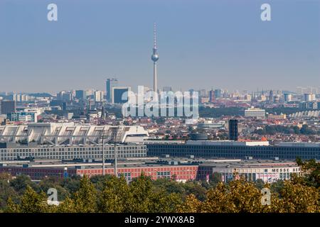 Blick auf die Berliner Innenstadt vom Teufelsberg, im Vordergrund das Ausstellungsgelände, im Hintergrund der Fernsehturm am Alexanderplatz, Berli Stockfoto