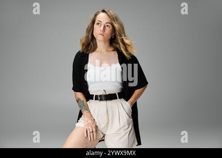 Eine junge Frau mit Vitiligo zeigt selbstbewusst ihre einzigartigen Eigenschaften in entspannter Kleidung. Stockfoto