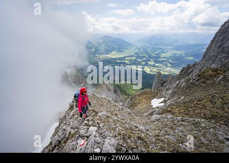 Bergsteiger auf dem Felskamm, Aufstieg zur Ackerlspitze, Wolken ziehen um die Berge, Wilder Kaiser, Kaisergebirge, Tirol, Österreich, Euro Stockfoto