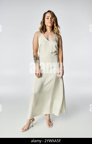 Eine junge Frau mit Vitiligo zeigt Schönheit und Selbstvertrauen, während sie ein stilvolles Kleid trägt. Stockfoto