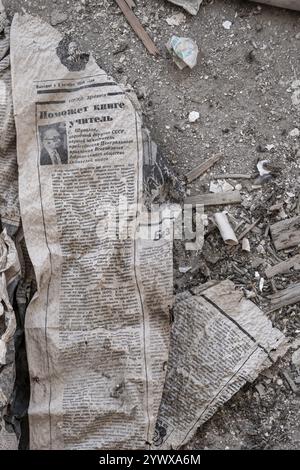 Überreste einer alten kirgisischen Zeitung von 1924 mit kyrillischer Schrift in einem verlassenen Gebäude, Geisterstadt, Engilchek, Tian Shan, Kirgisistan, Asien Stockfoto