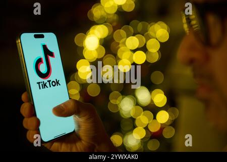 Warschau, Polen. Dezember 2024. Das TikTok-Logo ist auf einem Mobilgerät auf diesem Foto zu sehen, das am 11. Dezember 2024 in Warschau, Polen, aufgenommen wurde. (Foto: Jaap Arriens/SIPA USA) Credit: SIPA USA/Alamy Live News Stockfoto