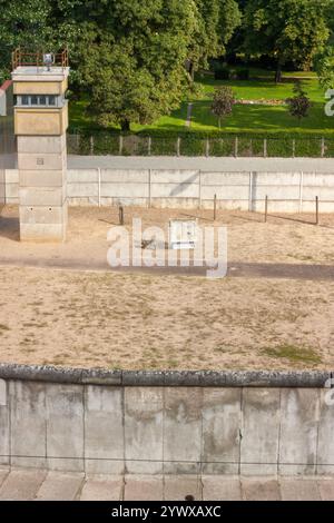 Die Gedenkstätte Berliner Mauer in der Bernauer Straße. Die Gedenkstätte enthält eine 60 Meter lange ursprüngliche Grenze. Blick auf den ehemaligen Todesstreifen von der aussichtsplattform po Stockfoto