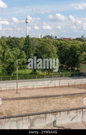 Die Gedenkstätte Berliner Mauer in der Bernauer Straße. Die Gedenkstätte enthält eine 60 Meter lange ursprüngliche Grenze. Blick auf den ehemaligen Todesstreifen von der aussichtsplattform po Stockfoto