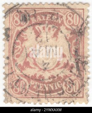 BAYERN — 01. Januar 1900: 80 Pfennig Flieder auf orangefarbener Briefmarke mit geprägtem Bayern Staatswappen auf Ornament (Kleinformat). Bayern war ein Königreich im Süden Deutschlands mit der Hauptstadt München, Mitglied des Deutschen Bundes und wurde 1870 Teil des Deutschen Reiches. Nach dem Ersten Weltkrieg erklärte sie sich zur republik. Am 31. März 1920 verlor sie ihre Postautonomie Stockfoto