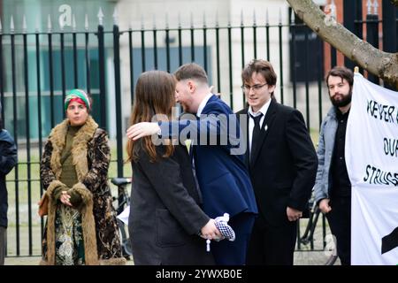 Belfast, Vereinigtes Königreich 12/12/2024 Dennis Kuvaldins, 22, Ethan Cunningham, 20, und Seamus Wagner, 18 Verlassen Des Belfast Magistrates Court. Drei Studenten der Queens University Belfast verließen das Gericht in Laganside, nachdem sie wegen eines Protests an der Universität im November angeklagt wurden, bei dem einige palästinensische Solidaritätsprotestierende mit der Polizei zusammenstießen. Proteste vor Belfast Magistrates Court, als drei Studenten der Queens University Anklagen ausgesetzt sind Belfast Northern Ireland Credit:HeadlineX/Alamy Live News Stockfoto