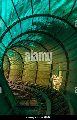 Berlin, Deutschland 11. August 2012. Sonnendurchflutetes Innere eines verlassenen Achterbahntunnels im verlassenen Freizeitpark Spreepark Ost-Berlin Deutschland. Stockfoto