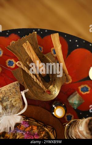 Flache Ansicht des Palo Santo Holzes, bekannt als öliges aromatisches Heiligholz Sticks schwelend auf Platte auf dem Heimtisch Reinigung negatives Energie Konzept Stockfoto