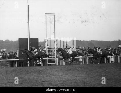 Pferderennen Grand Prix du Paris im Hippodrome de Longchamp in Paris, 1936, Foto des französischen Vintage-Archivs.... Teilnehmer und Zuschauer des „Grand Prix du Paris“-Rennens im Hippodrome de Longchamp. Vorne steht der Sieger des Wettbewerbs, Andre Rabbe, auf dem Pferd „Mieuxce“. Stockfoto