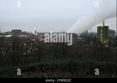 Das Stahlwerk von ThyssenKrupp Steel in Duisburg, Hochofen, ThyssenKrupp Steel, Arbeitskraefte-Abbau, Stahlwerker, ThyssenKrupp Steel Duisburg, 11.12.2024, *** ThyssenKrupp Stahlindustrie Duisburg, Hochofen, ThyssenKrupp Steel, Personalabbau, Stahlarbeiter, ThyssenKrupp Steel Duisburg, 11 12 2024, Stockfoto