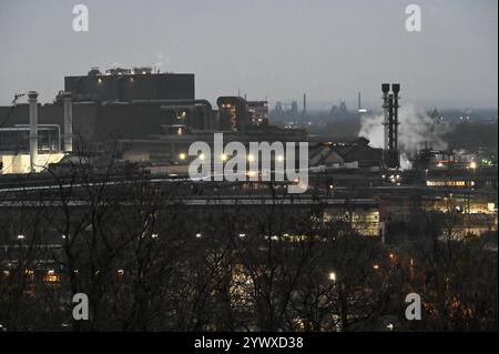 Das Stahlwerk von ThyssenKrupp Steel in Duisburg, Hochofen, ThyssenKrupp Steel, Arbeitskraefte-Abbau, Stahlwerker, ThyssenKrupp Steel Duisburg, 11.12.2024, *** ThyssenKrupp Stahlindustrie Duisburg, Hochofen, ThyssenKrupp Steel, Personalabbau, Stahlarbeiter, ThyssenKrupp Steel Duisburg, 11 12 2024, Stockfoto