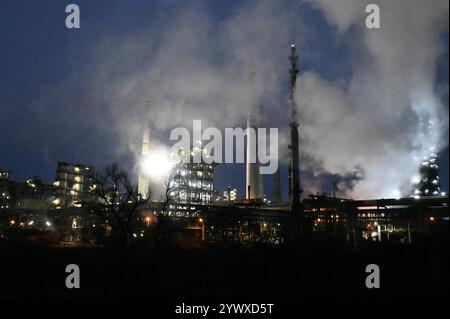 Das Stahlwerk von ThyssenKrupp Steel in Duisburg, Kokerei Schwelgern, ThyssenKrupp Steel, Arbeitskraefte-Abbau, Stahlwerker, ThyssenKrupp Steel Duisburg, 11.12.2024, *** ThyssenKrupp Stahlwerk Duisburg, Kokerei Schwelgern, ThyssenKrupp Steel, Personalabbau, Stahlarbeiter, ThyssenKrupp Steel Duisburg, 11 12 2024, Stockfoto