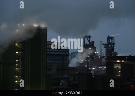 Das Stahlwerk von ThyssenKrupp Steel in Duisburg, Hochofen, ThyssenKrupp Steel, Arbeitskraefte-Abbau, Stahlwerker, ThyssenKrupp Steel Duisburg, 11.12.2024, *** ThyssenKrupp Stahlwerk Duisburg, Hochofen, ThyssenKrupp Steel, Personalabbau, Stahlarbeiter, ThyssenKrupp Steel Duisburg, 11 12 2024, Stockfoto