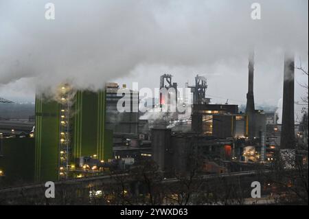 Das Stahlwerk von ThyssenKrupp Steel in Duisburg, Hochofen, ThyssenKrupp Steel, Arbeitskraefte-Abbau, Stahlwerker, ThyssenKrupp Steel Duisburg, 11.12.2024, *** ThyssenKrupp Stahlwerk Duisburg, Hochofen, ThyssenKrupp Steel, Personalabbau, Stahlarbeiter, ThyssenKrupp Steel Duisburg, 11 12 2024, Stockfoto