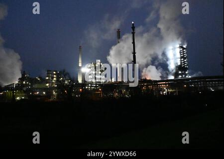 Das Stahlwerk von ThyssenKrupp Steel in Duisburg, Kokerei Schwelgern, ThyssenKrupp Steel, Arbeitskraefte-Abbau, Stahlwerker, ThyssenKrupp Steel Duisburg, 11.12.2024, *** ThyssenKrupp Stahlwerk Duisburg, Kokerei Schwelgern, ThyssenKrupp Steel, Personalabbau, Stahlarbeiter, ThyssenKrupp Steel Duisburg, 11 12 2024, Stockfoto