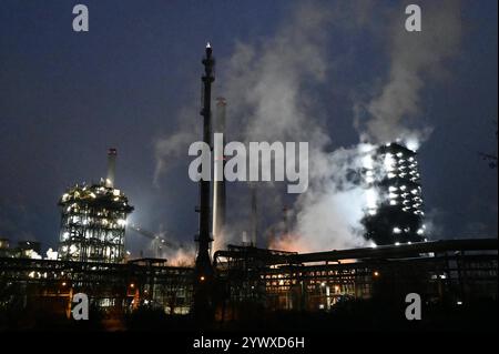 Das Stahlwerk von ThyssenKrupp Steel in Duisburg, Kokerei Schwelgern, ThyssenKrupp Steel, Arbeitskraefte-Abbau, Stahlwerker, ThyssenKrupp Steel Duisburg, 11.12.2024, *** ThyssenKrupp Stahlwerk Duisburg, Kokerei Schwelgern, ThyssenKrupp Steel, Personalabbau, Stahlarbeiter, ThyssenKrupp Steel Duisburg, 11 12 2024, Stockfoto