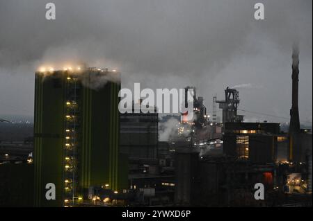 Das Stahlwerk von ThyssenKrupp Steel in Duisburg, Hochofen, ThyssenKrupp Steel, Arbeitskraefte-Abbau, Stahlwerker, ThyssenKrupp Steel Duisburg, 11.12.2024, *** ThyssenKrupp Stahlwerk Duisburg, Hochofen, ThyssenKrupp Steel, Personalabbau, Stahlarbeiter, ThyssenKrupp Steel Duisburg, 11 12 2024, Stockfoto