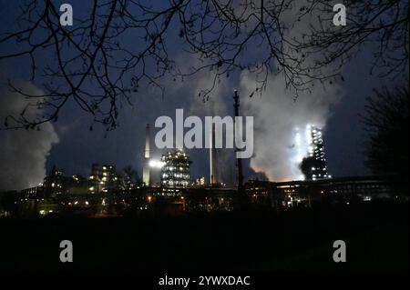 Das Stahlwerk von ThyssenKrupp Steel in Duisburg, Kokerei Schwelgern, ThyssenKrupp Steel, Arbeitskraefte-Abbau, Stahlwerker, ThyssenKrupp Steel Duisburg, 11.12.2024, *** ThyssenKrupp Stahlwerk Duisburg, Kokerei Schwelgern, ThyssenKrupp Steel, Personalabbau, Stahlarbeiter, ThyssenKrupp Steel Duisburg, 11 12 2024, Stockfoto