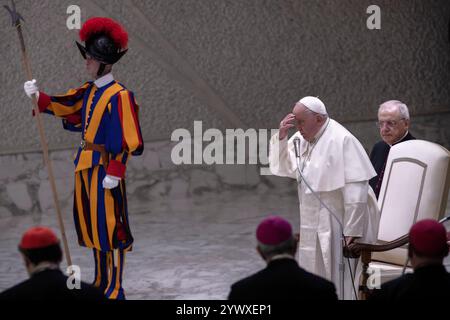 Vatikanstadt, Vatikan, 11. Dezember 2024. Papst Franziskus während seiner wöchentlichen Generalaudienz im Paul VI. Saal des Vatikans Stockfoto