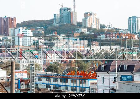 Wladiwostok, Russland - 21. Oktober 2012: Panoramablick auf die vielfältige Architektur und Stadtlandschaft der Stadt. Stockfoto