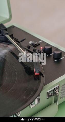 Entdecken Sie einen stilvollen Retro Record Player, der heute ein modernes Hörerlebnis bereichert Stockfoto