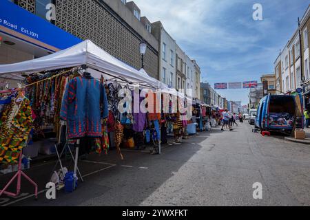 London - 06 17 2022: Bekleidungsstände am Portobello Road Market Stockfoto