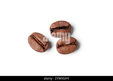 Frisch geröstete Kaffeebohnen auf weißem Hintergrund Stockfoto