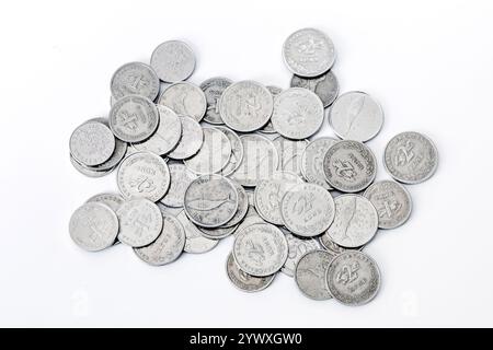 Nahaufnahme kroatischer Metallmünzen mit überwiegend zwei-Kuna-Münzen mit detaillierten Gravuren Stockfoto