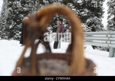 Srinagar, Jammu Und Kaschmir, Indien. Dezember 2024. Frischer Schneefall in Heerpora Shopian im Süden Kaschmirs. Die Leute laufen, während die Jungen nach dem Neuschnee mit Schnee spielen. (Kreditbild: © Nisar UL Haq Allaie/Pacific Press via ZUMA Press Wire) NUR REDAKTIONELLE VERWENDUNG! Nicht für kommerzielle ZWECKE! Stockfoto