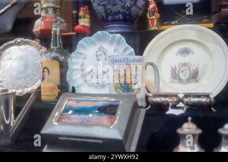 Windsor, Berkshire, Großbritannien. Dezember 2024. Antiquitäten zum Verkauf während der Weihnachtseinkäufe in Windsor, Berkshire. Kredit: Maureen McLean/Alamy Stockfoto