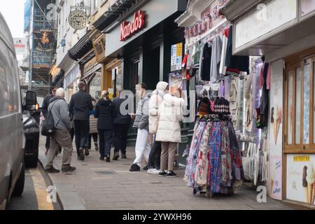 Windsor, Berkshire, Großbritannien. Dezember 2024. Touristen in Windsor, Berkshire. Kredit: Maureen McLean/Alamy Stockfoto
