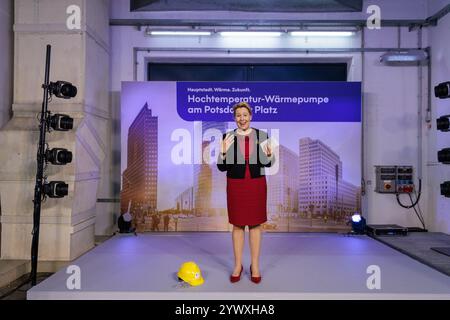 Berlin, Deutschland. Dezember 2024. Franziska Giffey (SPD), Berliner Senatorin für Wirtschaft, Energie und Betriebe, spricht bei der Inbetriebnahme einer Hochtemperatur-Wärmepumpe im Kühlzentrum am Potsdamer Platz. Quelle: Carsten Koall/dpa/Alamy Live News Stockfoto