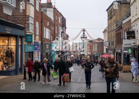 Windsor, Berkshire, Großbritannien. Dezember 2024. Leute, die ihre Weihnachtseinkäufe in der Peascod Street in Windsor, Berkshire, machen. Kredit: Maureen McLean/Alamy Stockfoto