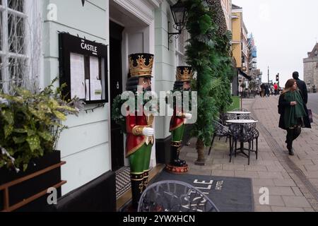 Windsor, Berkshire, Großbritannien. Dezember 2024. Weihnachtsdekoration im Castle Hotel in Windsor, Berkshire. Kredit: Maureen McLean/Alamy Stockfoto