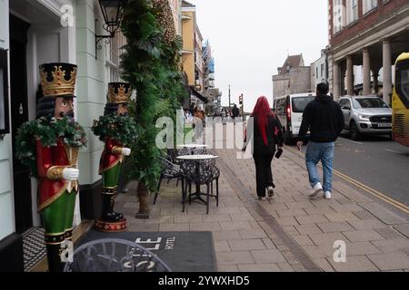 Windsor, Berkshire, Großbritannien. Dezember 2024. Weihnachtsdekoration im Castle Hotel in Windsor, Berkshire. Kredit: Maureen McLean/Alamy Stockfoto
