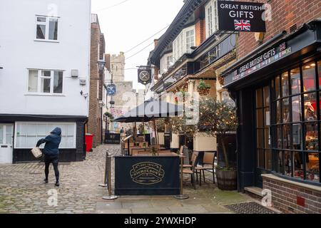 Windsor, Berkshire, Großbritannien. Dezember 2024. Leute, die ihre Weihnachtseinkäufe in Windsor, Berkshire, machen. Kredit: Maureen McLean/Alamy Stockfoto