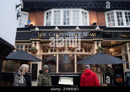 Windsor, Berkshire, Großbritannien. Dezember 2024. Glühwein und Apfelwein waren heute für Besucher im Carpenters Arms Pub in Windsor, Berkshire, gut gelaufen. Kredit: Maureen McLean/Alamy Stockfoto
