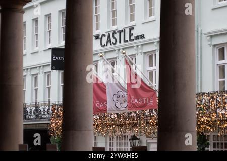 Windsor, Berkshire, Großbritannien. Dezember 2024. Weihnachtsdekoration im Castle Hotel in Windsor, Berkshire. Kredit: Maureen McLean/Alamy Stockfoto