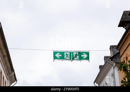 Ausfahrt auf der Straße. Notrufschild in der Großstadt. Stockfoto