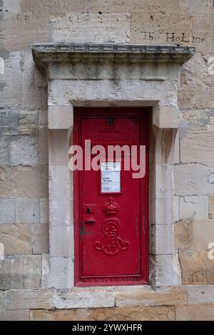 Windsor, Berkshire, Großbritannien. Dezember 2024. Ein alter Briefkasten auf Windsor Castle als letzter Termin für die Versendung von Webstühlen zweiter Klasse. Kredit: Maureen McLean/Alamy Stockfoto