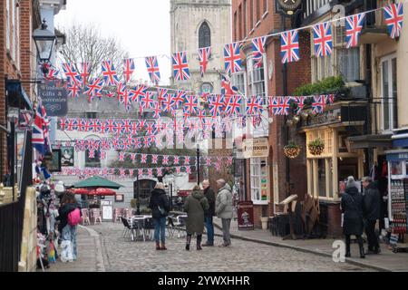Windsor, Berkshire, Großbritannien. Dezember 2024. Besucher laufen eine Kopfsteinpflasterstraße in Windsor, Berkshire. Kredit: Maureen McLean/Alamy Stockfoto