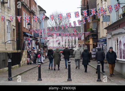 Windsor, Berkshire, Großbritannien. Dezember 2024. Besucher laufen eine Kopfsteinpflasterstraße in Windsor, Berkshire. Kredit: Maureen McLean/Alamy Stockfoto