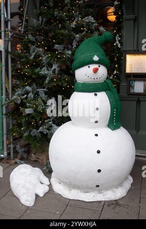 Windsor, Berkshire, Großbritannien. Dezember 2024. Ein fröhlicher Schneemann vor dem Ivy Restaurant in Windsor, Berkshire. Kredit: Maureen McLean/Alamy Stockfoto