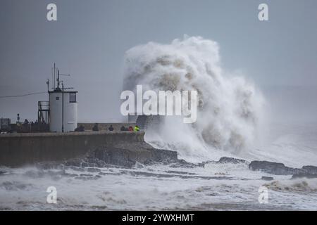 Porthcawl-Sturm, die Küste wird von den Wellen zertrümmert Stockfoto